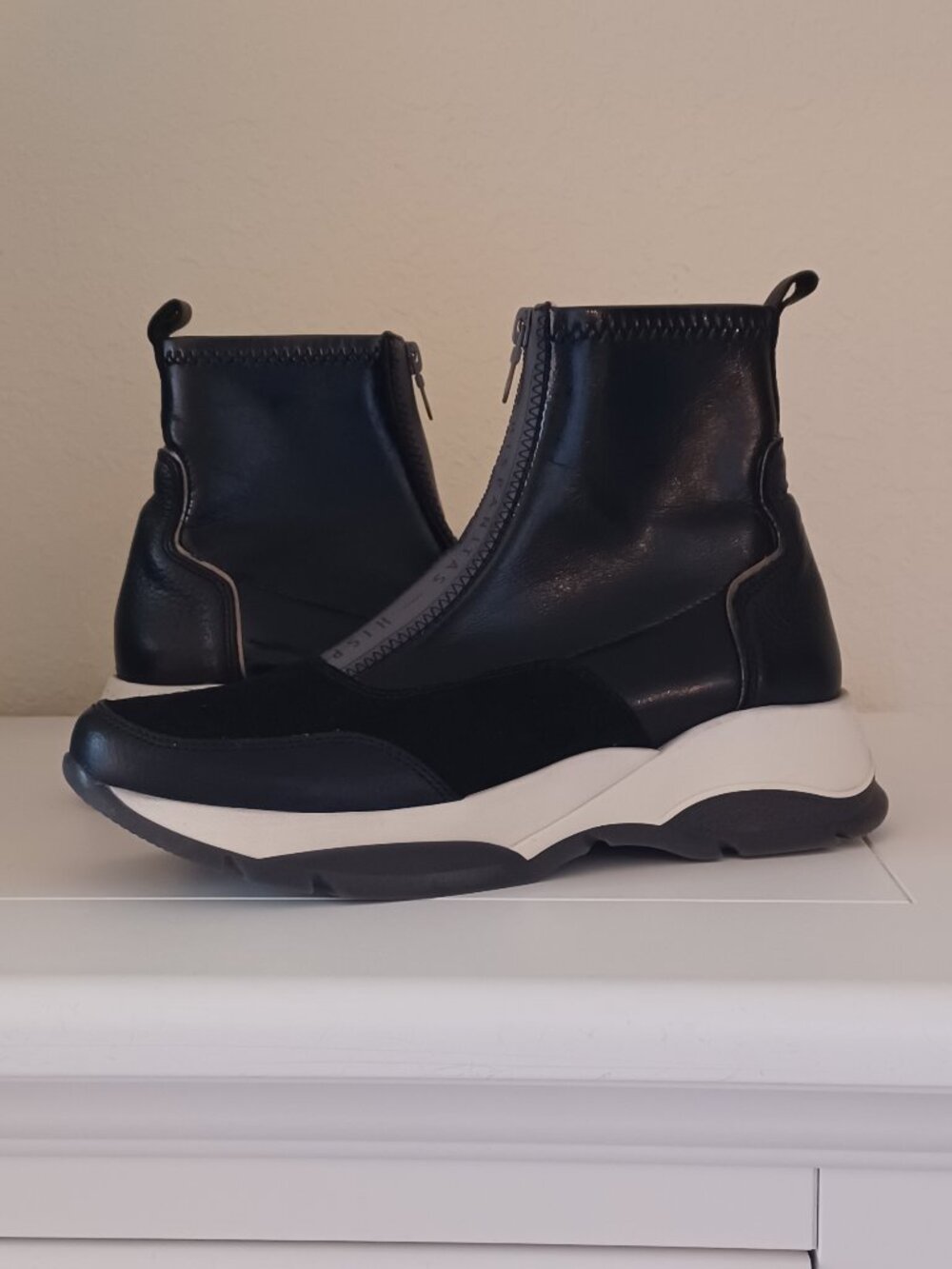 EUC Hispanitas Black Leather & Suede Ankle Boots Size 10-10.5 (EU 41)